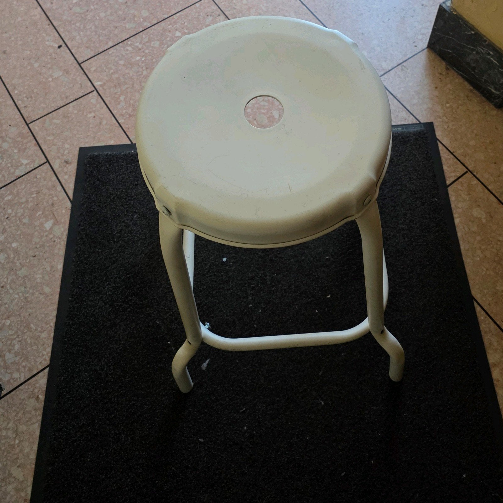 Tabouret métal rétro IKEA RÅSKOG crème – Style Industriel, 2 tabourets, Comme neuf, Métal, 60 à 90 cm