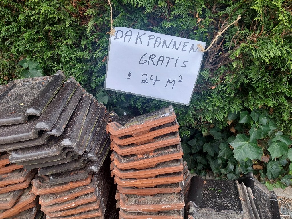 dakpannen, Doe-het-zelf en Bouw, Ophalen, Steen of Klei, Zwart, Zo goed als nieuw