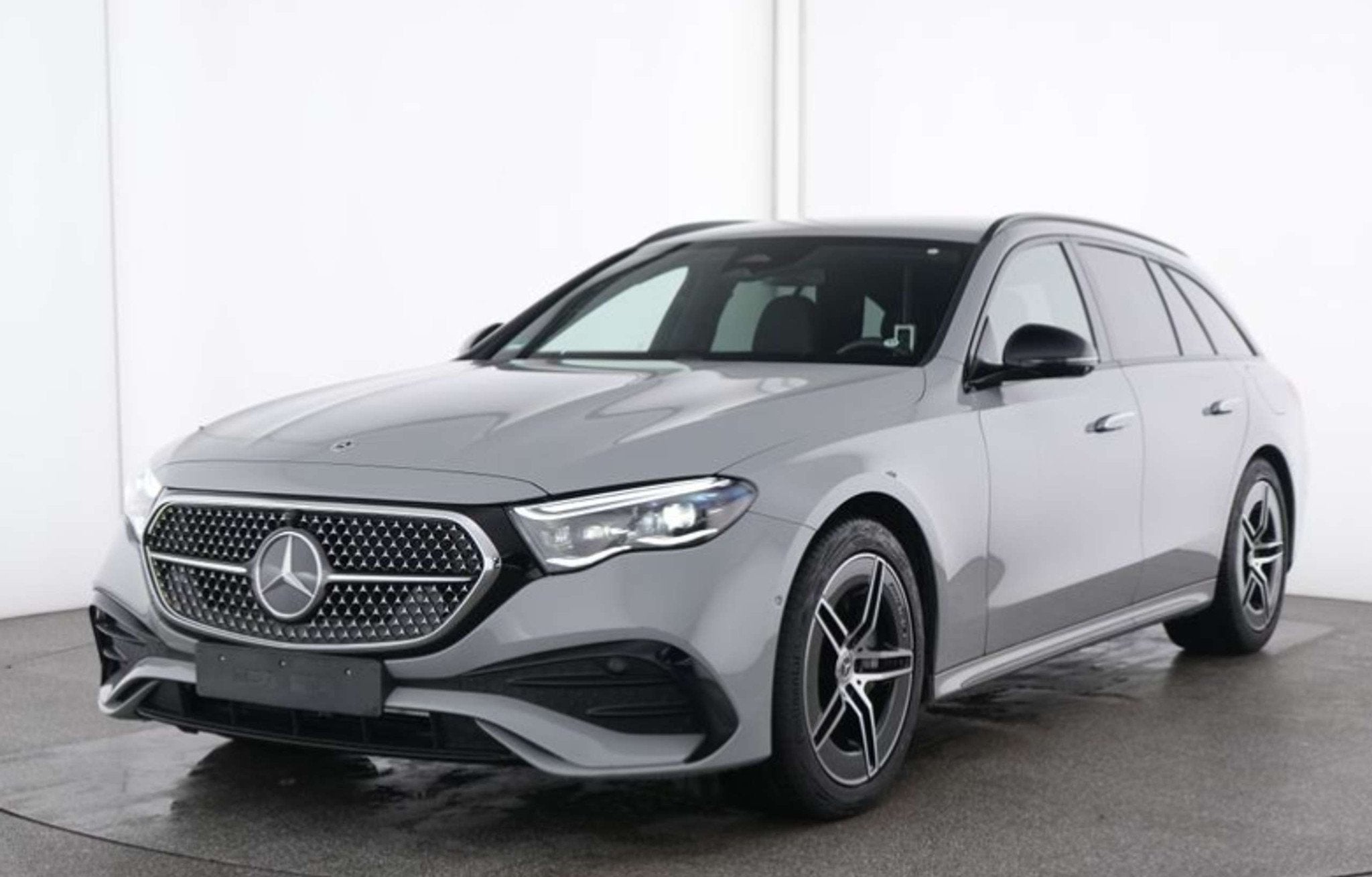 Mercedes-Benz E-Klasse 300 E Break PHEV AMG Line Premium, Tr, Autos, Mercedes-Benz, Argent ou Gris, Entreprise, 2255 kg, Phares entièrement LED