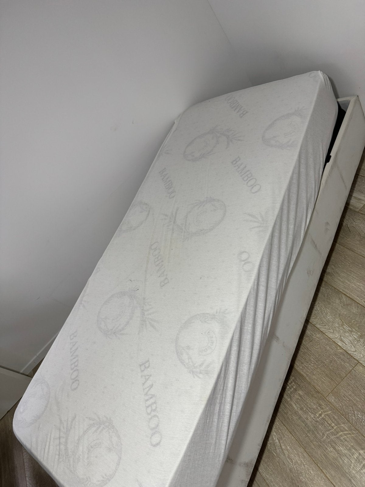 Lit avec matelas 1 personne  50€, Maison & Meubles, Chambre à coucher | Matelas & Sommiers, Enlèvement, Comme neuf, Matelas