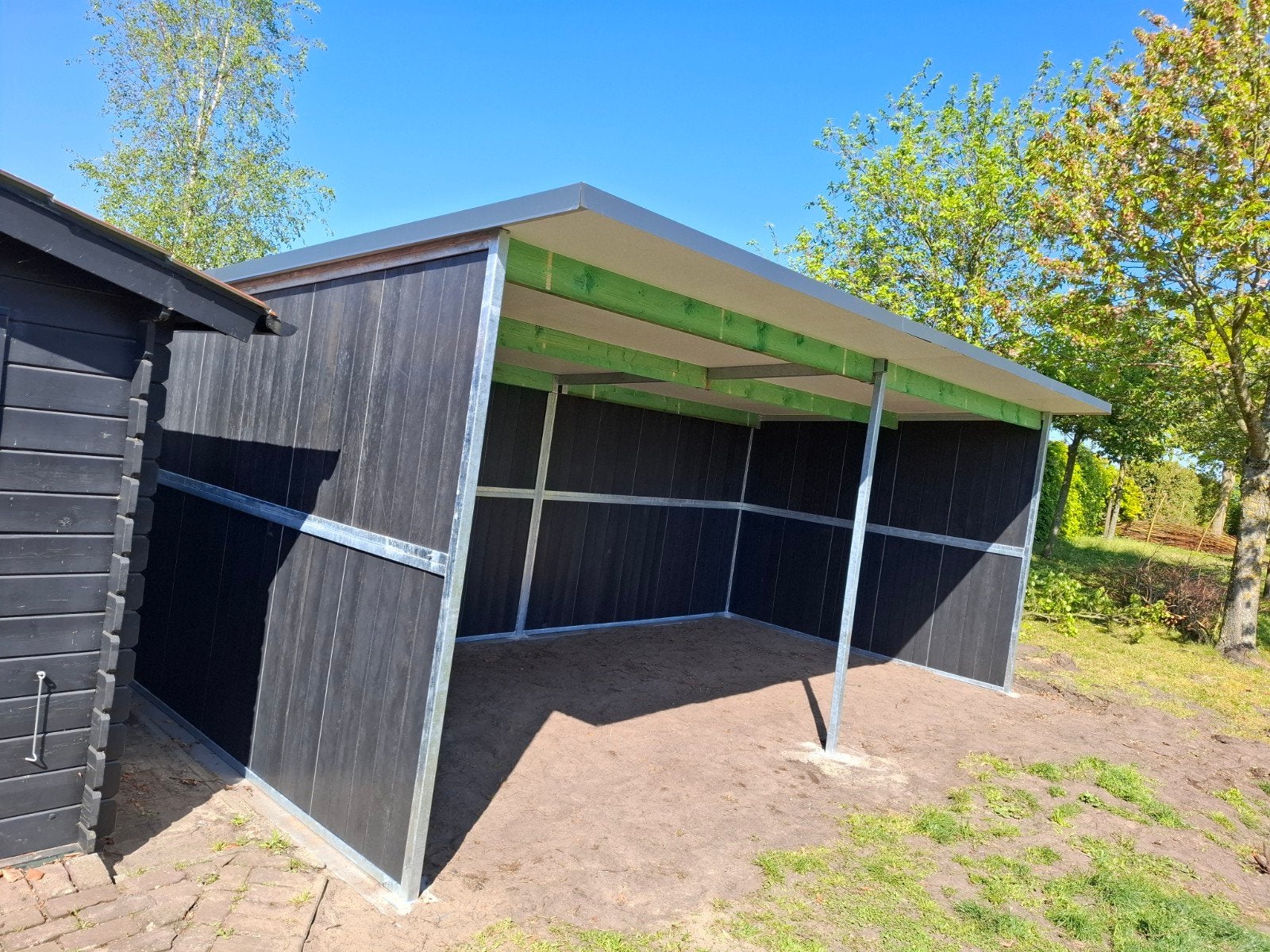 Schuilstal buitenstal weidestal schuilhok buitenstal paardel