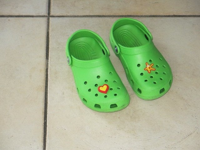 Mooie groene Crocs met jibbitz, maat 34, prima staat, Ophalen, Crocs, Jongen of Meisje, Overige typen