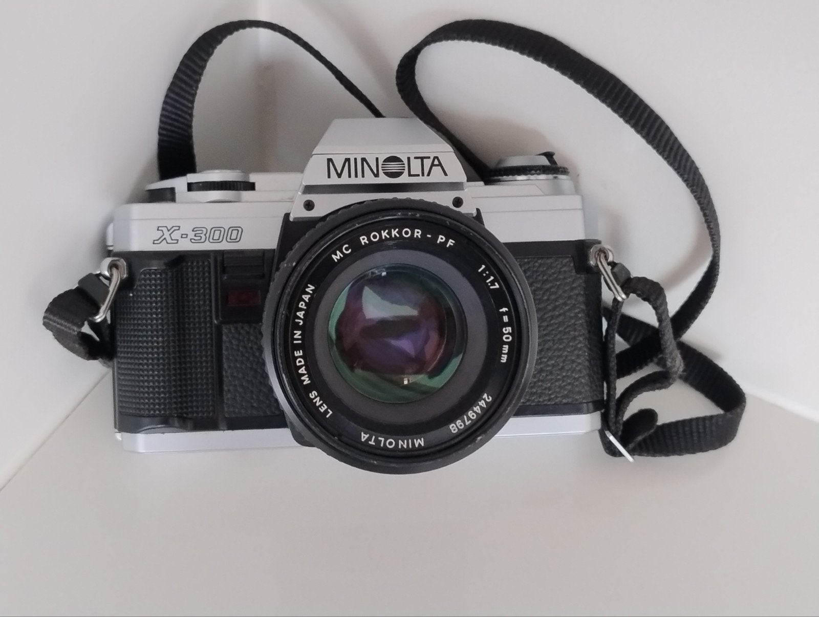 Appareil photo Minolta X300 avec un Minolta MC Rokkor PF 50, Enlèvement ou Envoi, Utilisé, Reflex miroir, Minolta