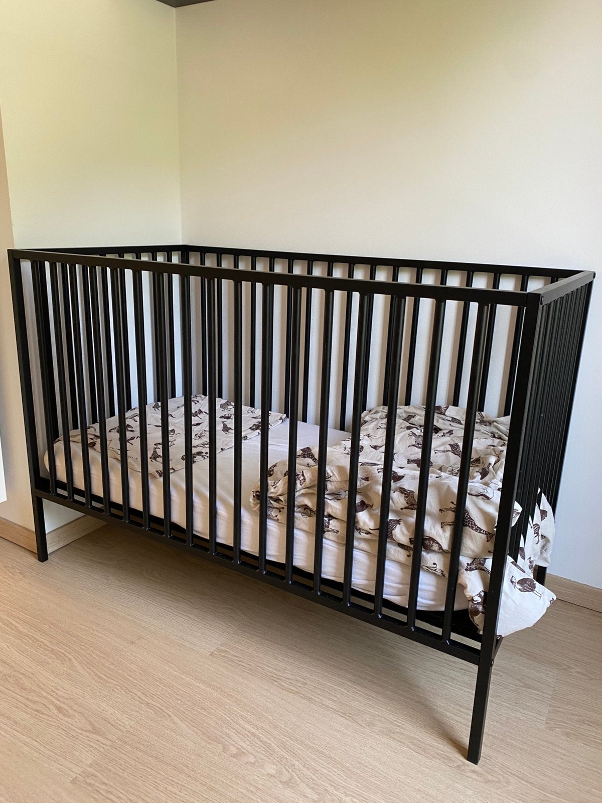 Zwart babybedje ledikant met matras en veel accessoires, Ophalen, Zo goed als nieuw
