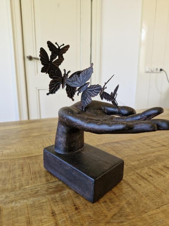 hand met vlinders , vrijheid , nieuw leven , liefde, Antiek en Kunst, Kunst | Beelden en Houtsnijwerken, Ophalen of Verzenden