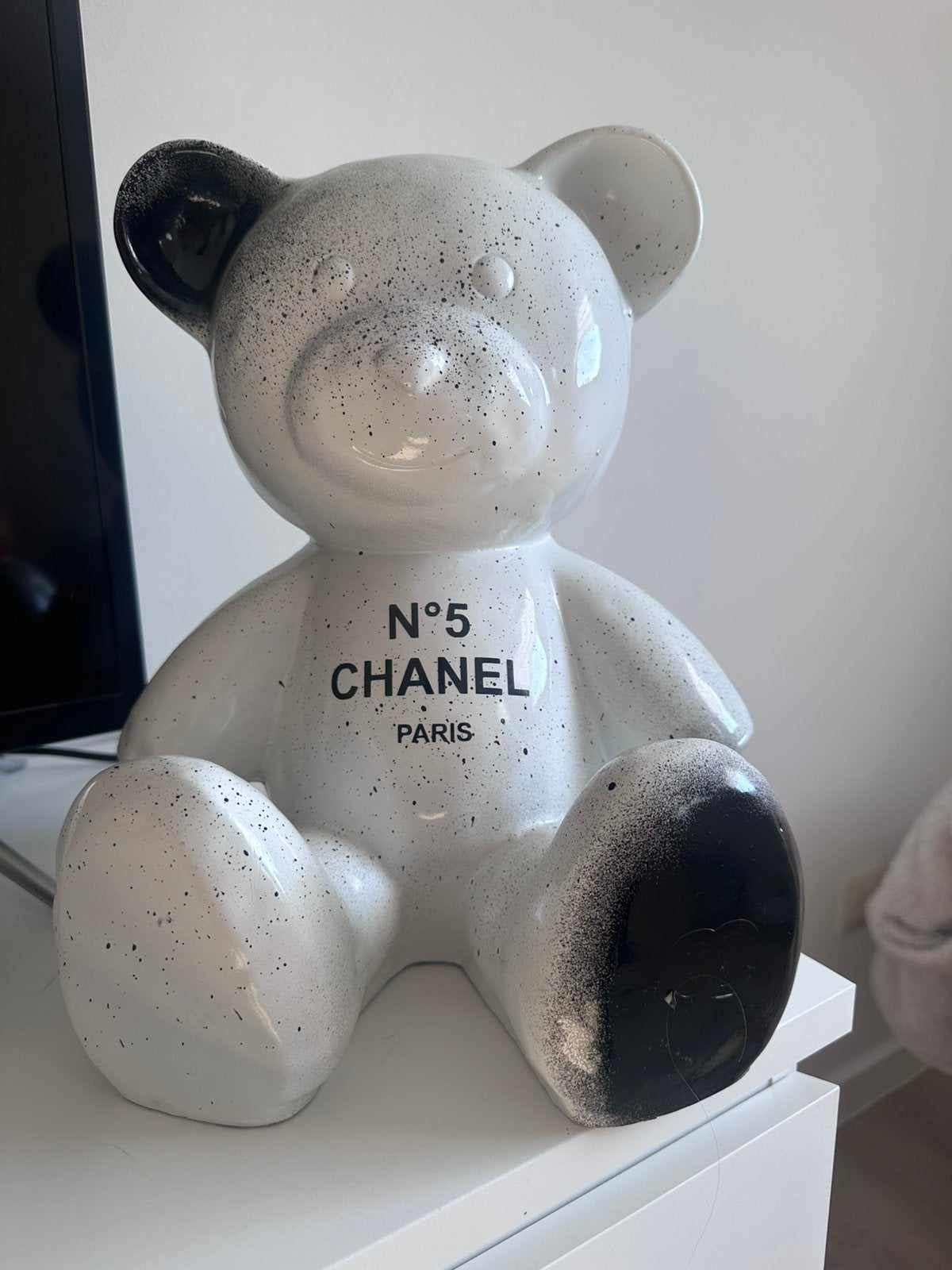 Grote decoratieve teddybeer – Wit/Zwart – Chanel-stijl, Huis en Inrichting, Ophalen, Zo goed als nieuw, Wit