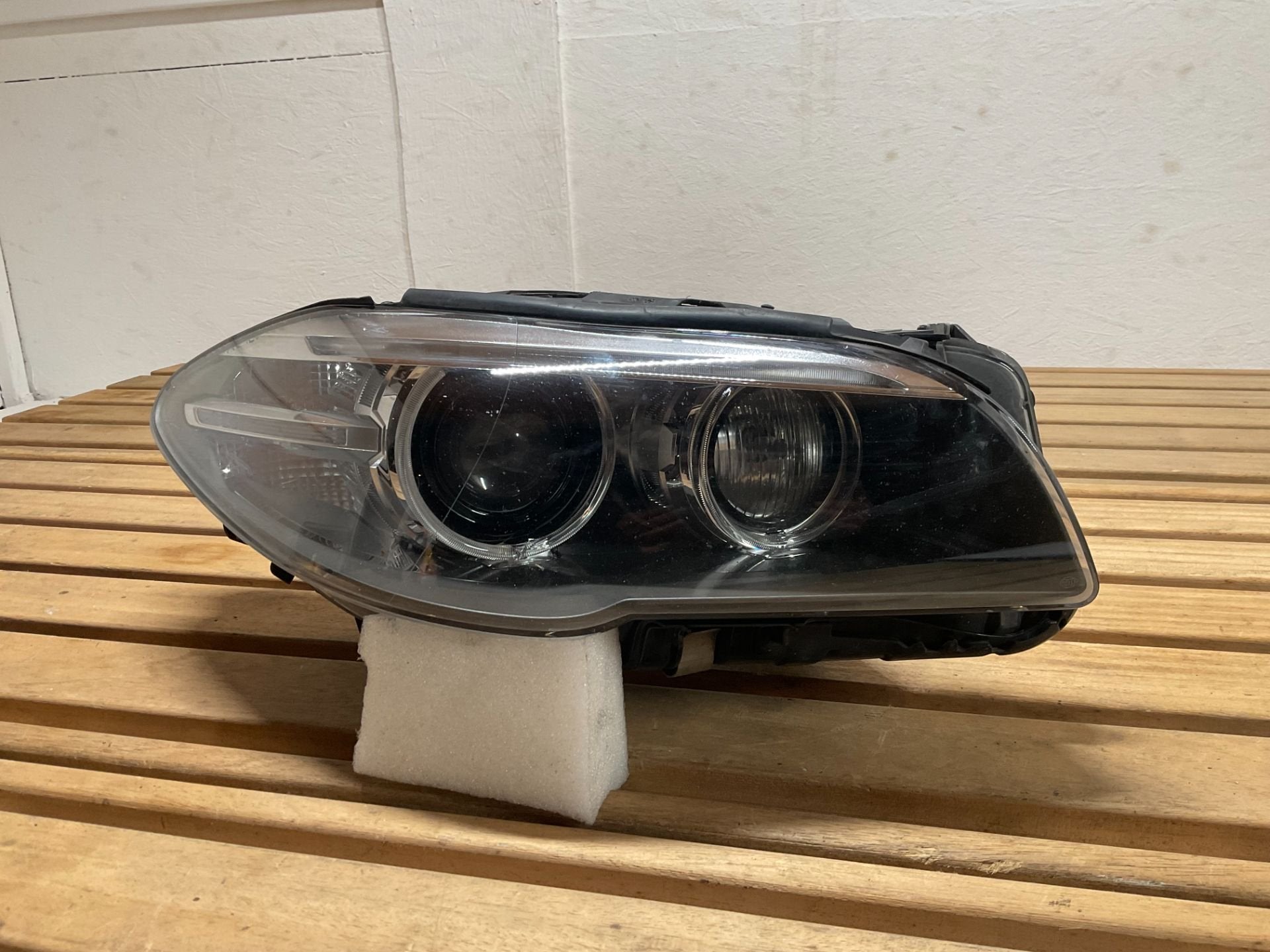 Phare bi-x non dynamique BMW S rie 5 F10 F11 restyl e A87460, Petuelring 130
80788  Munich, DE, Info@bmw.de, Utilisé, BMW