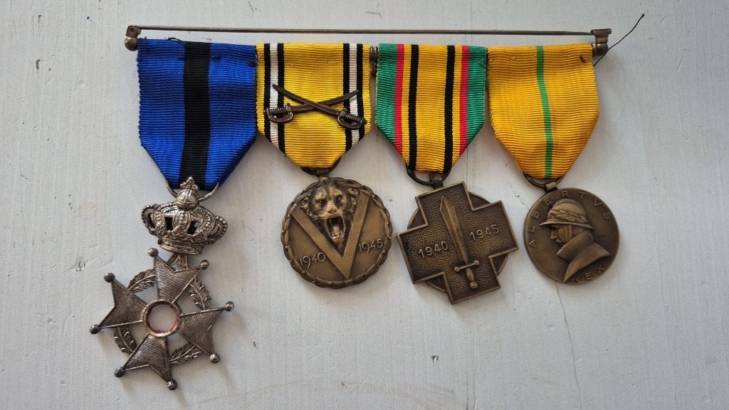 Ensemble de décorations militaires belges – Barrette de 4, Enlèvement