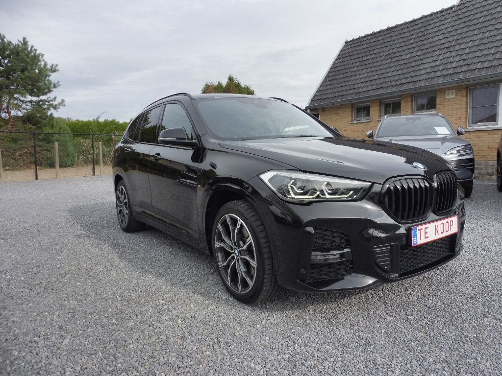 BMW X1 xDrive25e Plug-in Hybrid /M-pack/pano-dak/full option, Auto's, Dealer onderhouden, 42 g/km, Lichtsensor, Zwart
