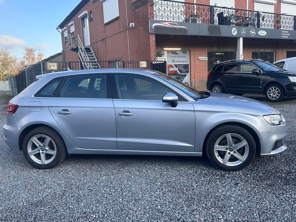 Audi A3 Sportback  1.0 benzine bj 2017 km 178.000, Auto's, Voorwielaandrijving, Stof, Zwart, 4 cilinders