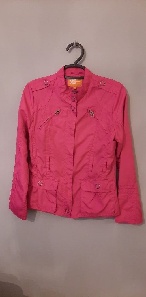 ONE BY ONE roze jas met riem voor 12 jaar, Ophalen of Verzenden, Zo goed als nieuw, ONE BY ONE, Trui of Vest