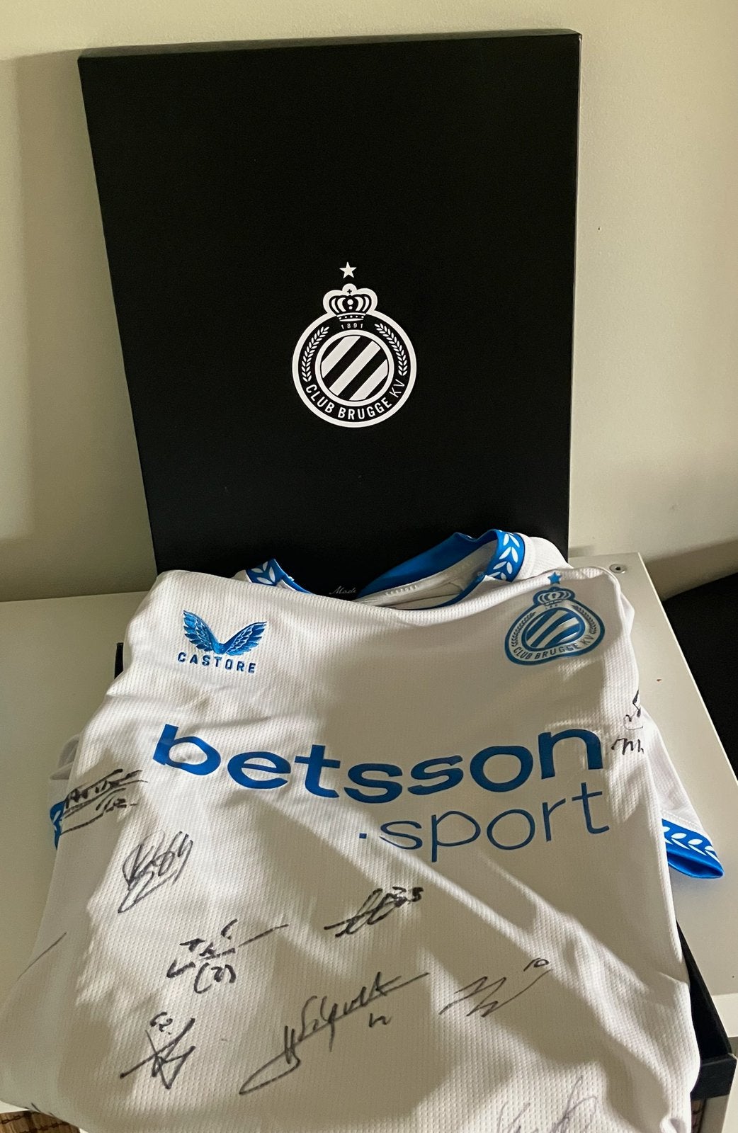 Gesigneerd Shirt Club Brugge, Verzamelen, Sportartikelen en Voetbal, Ophalen of Verzenden, Nieuw, Shirt