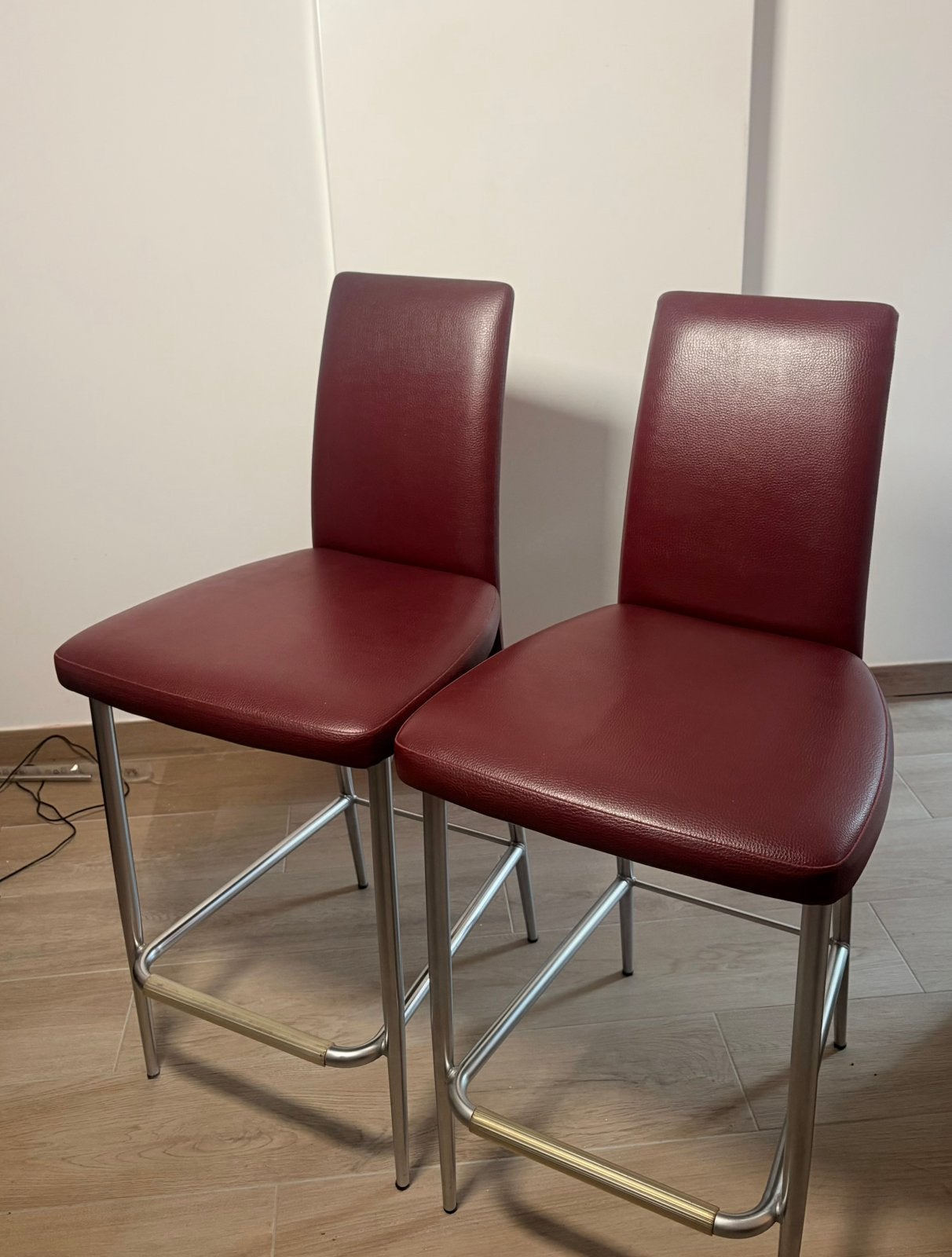 Set van twee Barkrukken bordeaux, Ophalen, Zo goed als nieuw, Twee