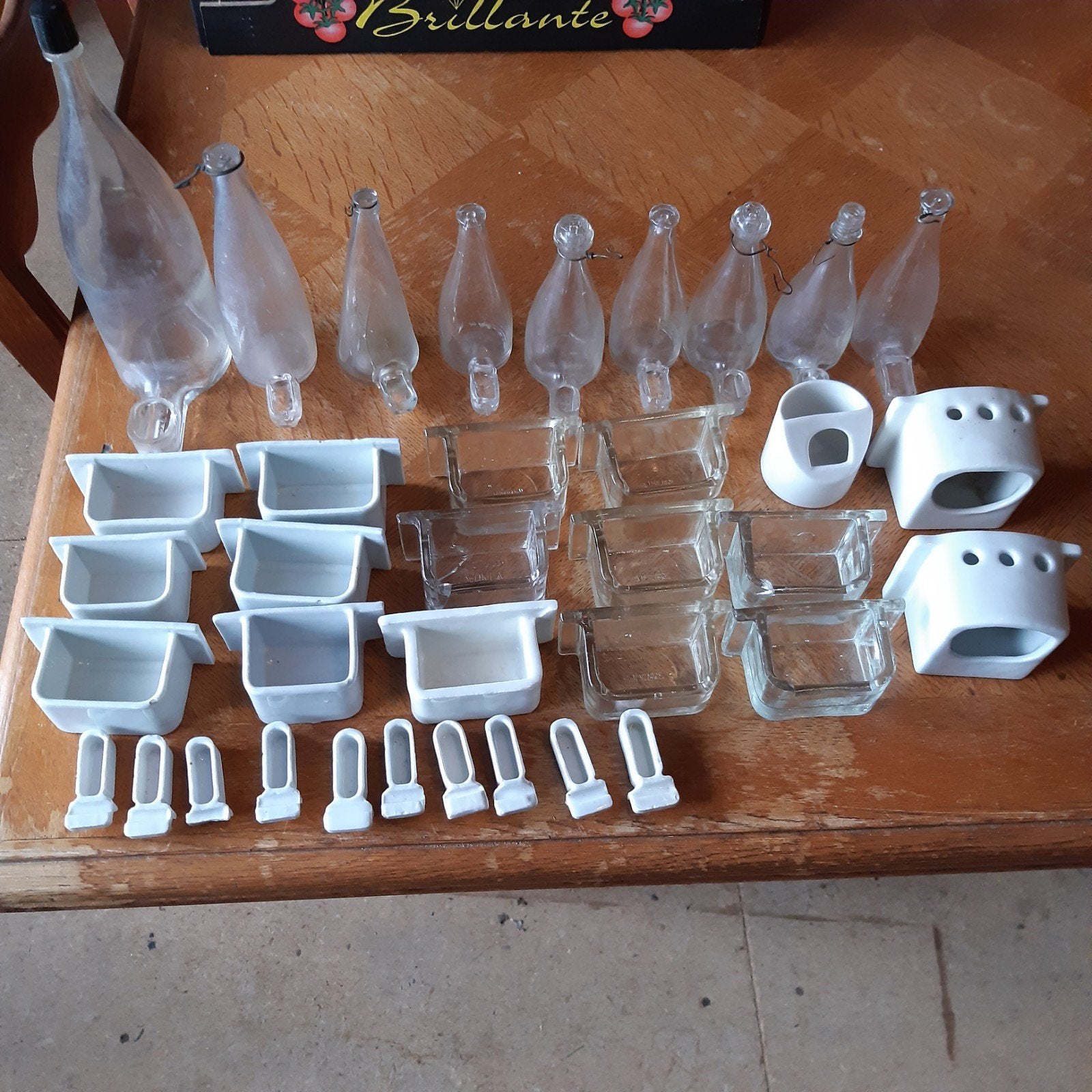 Anciens abreuvoirs et mangeoires en faïence et en verre, Enlèvement, Utilisé, Autres matériaux, Cage à oiseaux