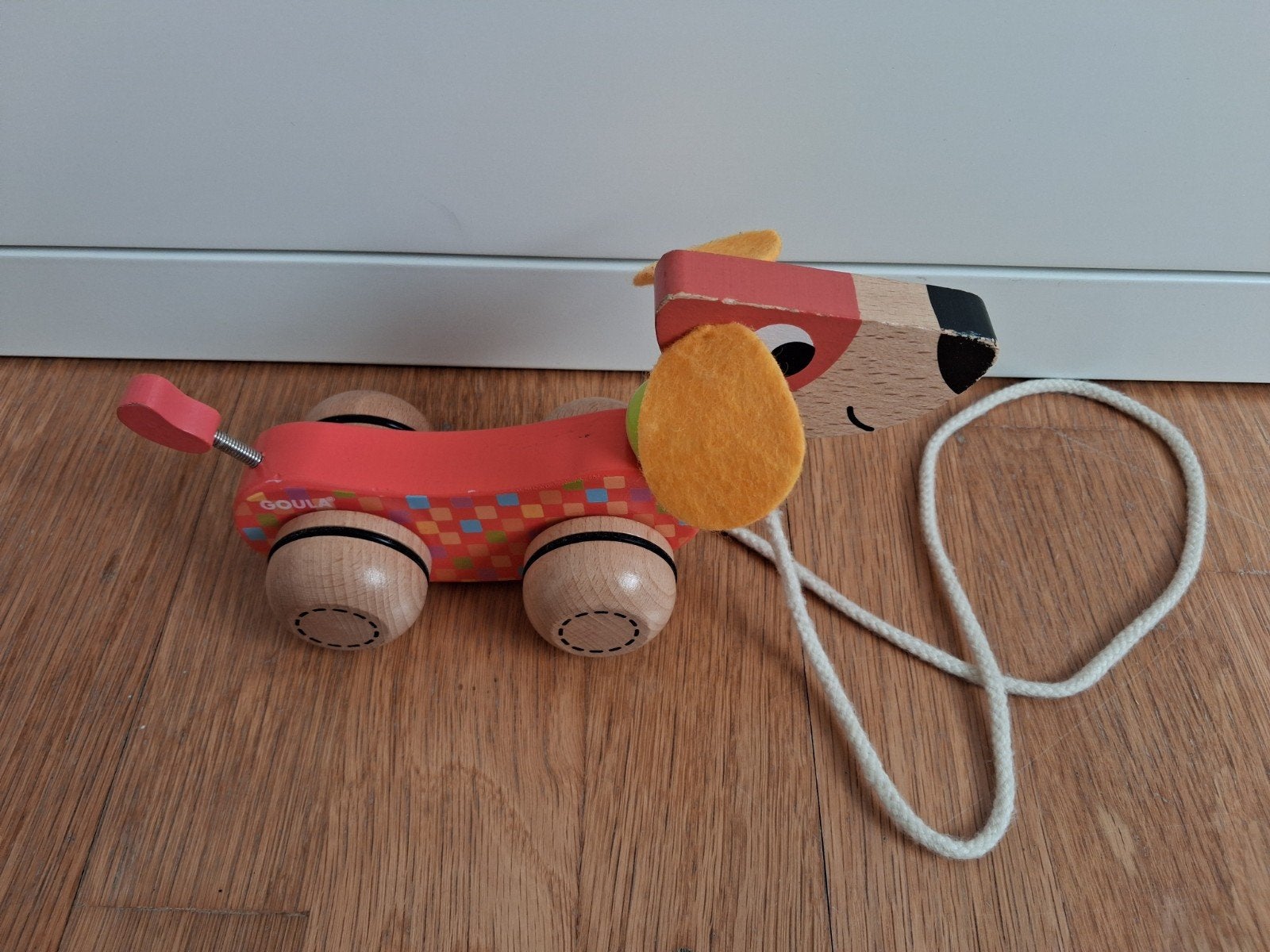 Houten hondje, Ophalen