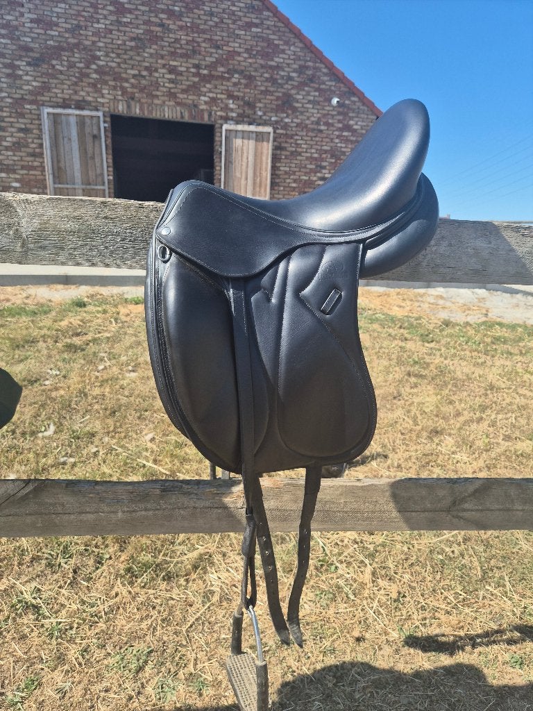 Selle Devoucoux Makila S, Siège semi-creux, L (17.5 pouces), Moyen, Comme neuf
