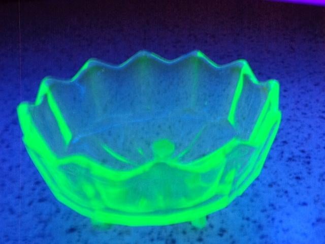 Uranium Glas Sier Schaaltje op Pootjes, Antiek en Kunst, Ophalen of Verzenden