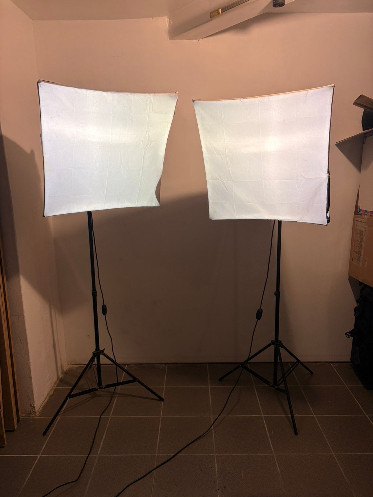 Kit d’éclairage photo / vidéo avec 2 softbox sur trépieds, TV, Hi-fi & Vidéo, Photo | Studio photo & Accessoires, Enlèvement ou Envoi