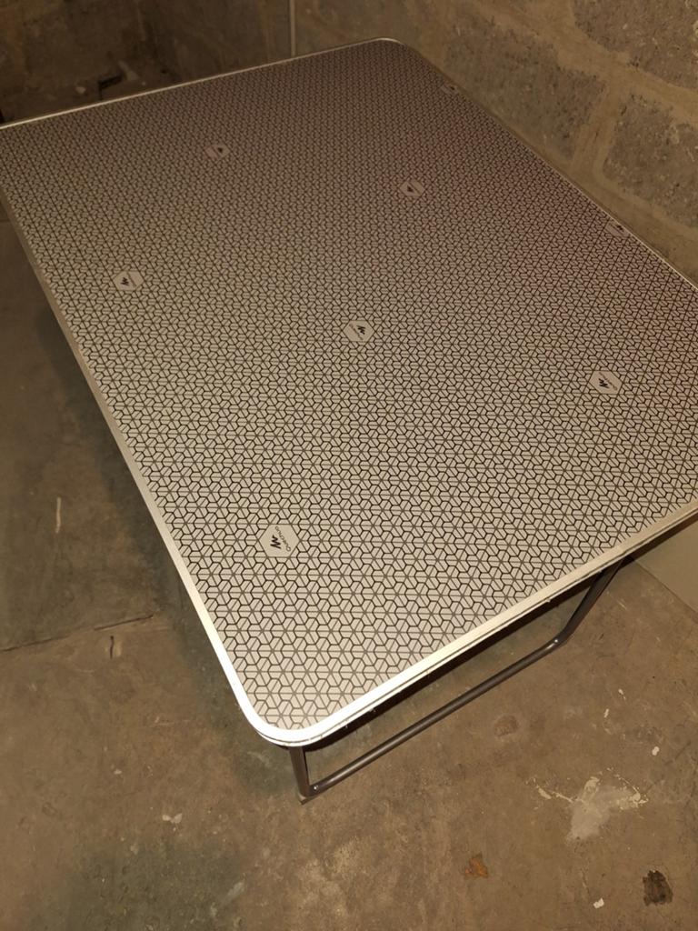 Opvouwbare campingtafel van Decathlon
