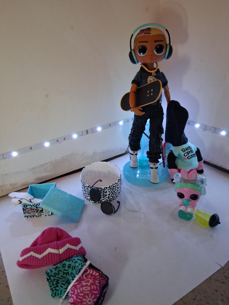 L.O.L. O.M.G grote pop jongen met skateboard en puppy, Verzamelen, Poppenhuizen en Toebehoren, Ophalen of Verzenden