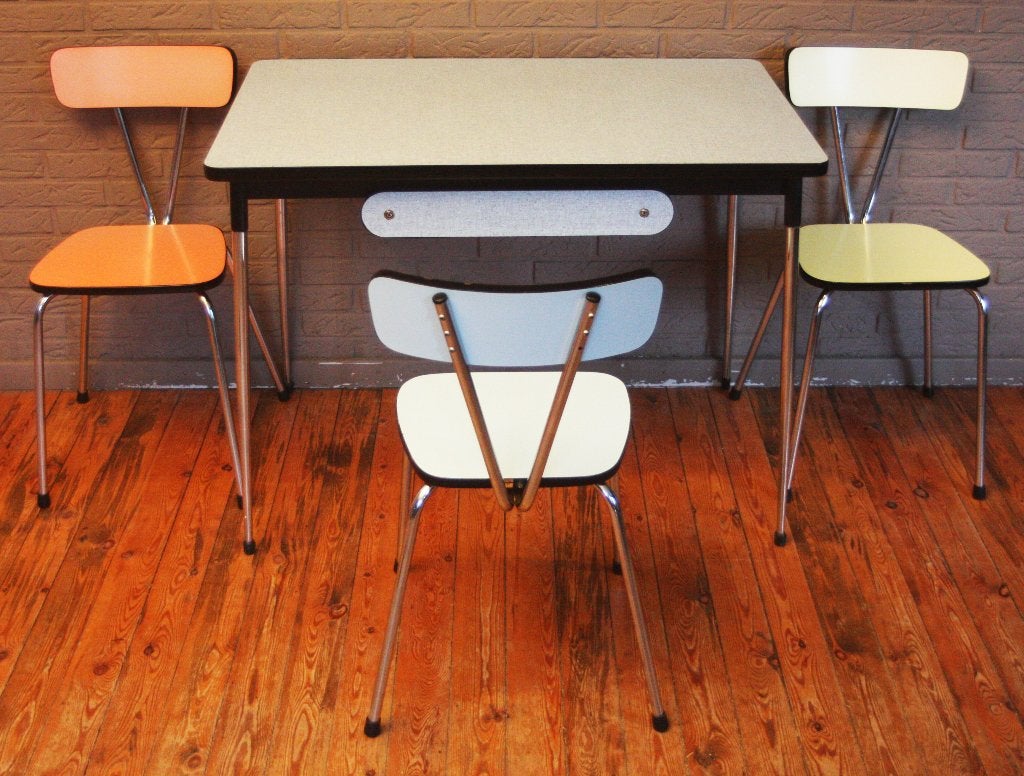 Blauwe Formica Tafel Met Lade / + 3 Kleurige Stoelen / 60's, Autres essences de bois, Quatre personnes, Enlèvement, Utilisé