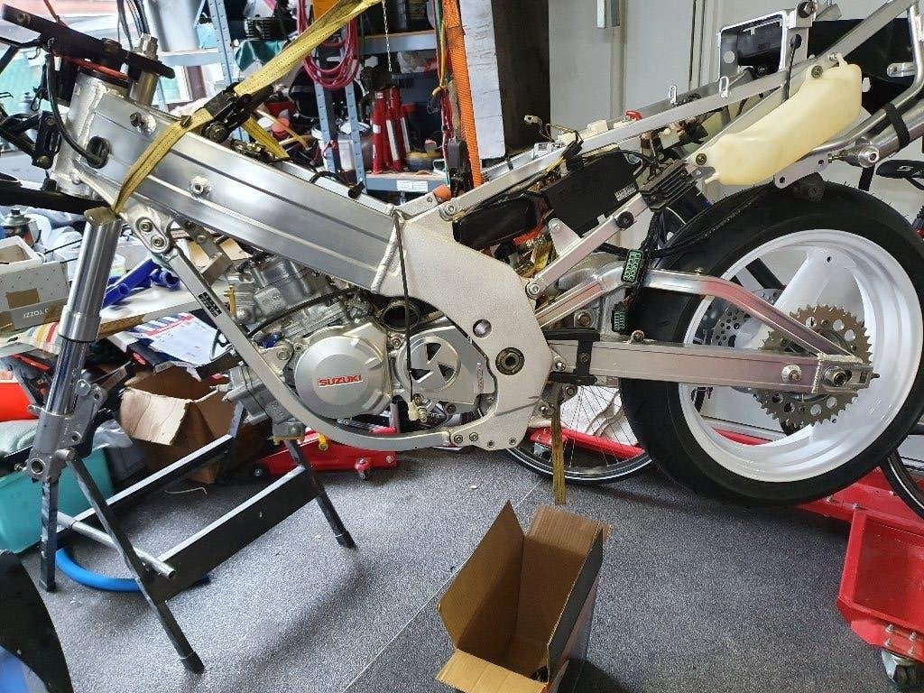 suzuki rgv 250  project, Motoren, 250 cc, 2 cilinders, Occasion, Handgeschakeld