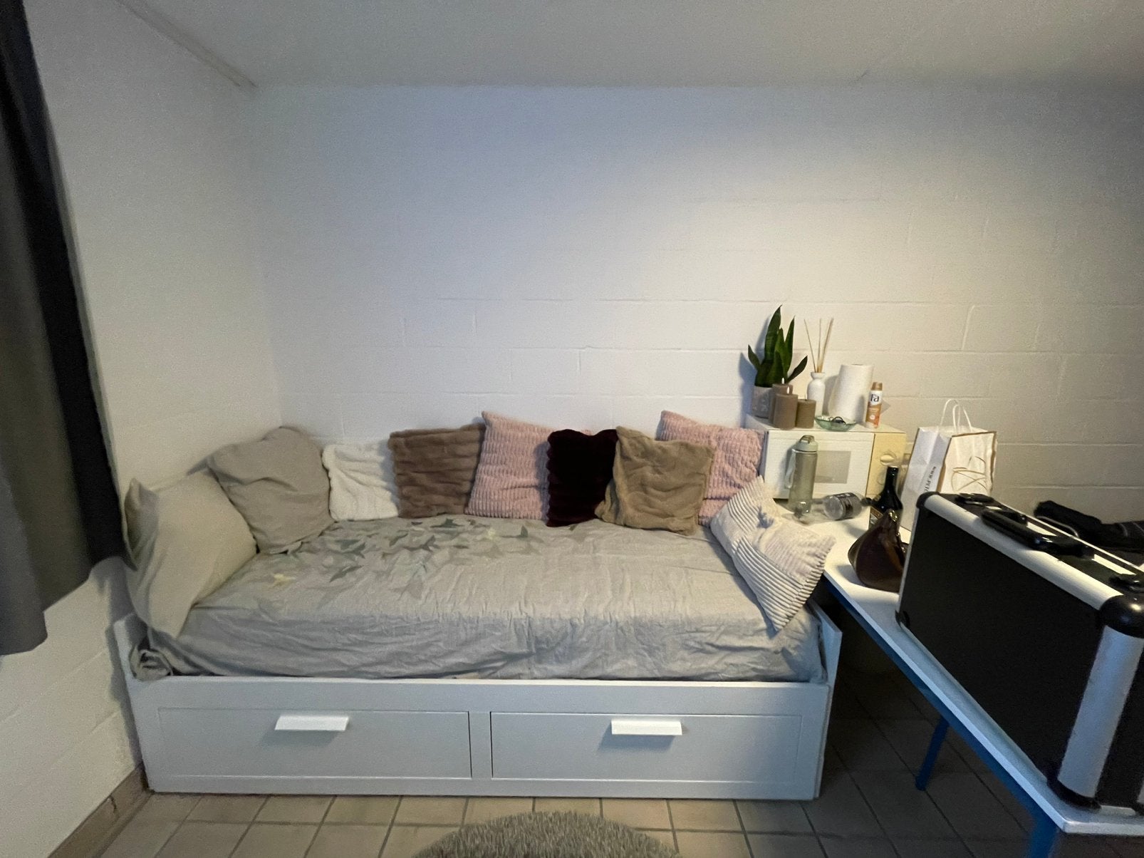 Brimnes bedbank met 2 lades 2 matrassen, Ophalen, Zo goed als nieuw