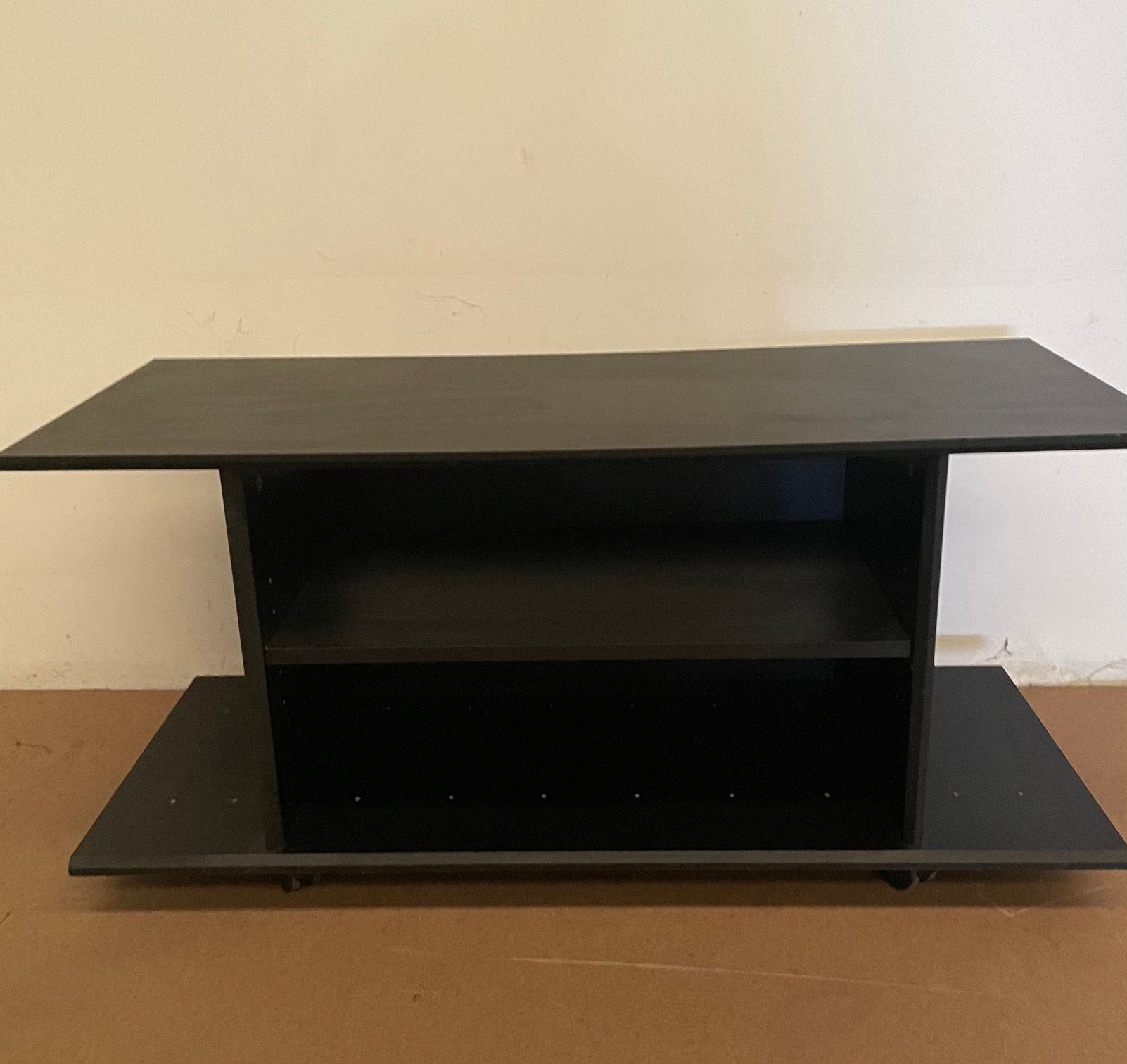Zwart TV-meubel met legplanken – goede staat, Maison & Meubles, Enlèvement, Utilisé