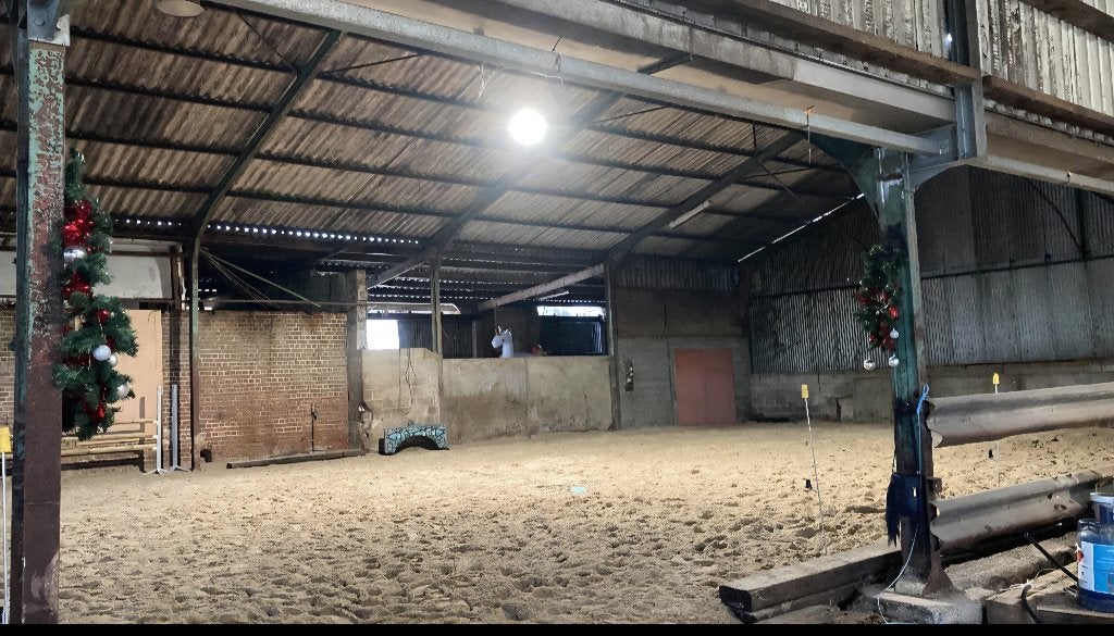 Ecurie chevaux place dispo, Animaux & Accessoires, Élevage, 4 chevaux ou poneys ou plus