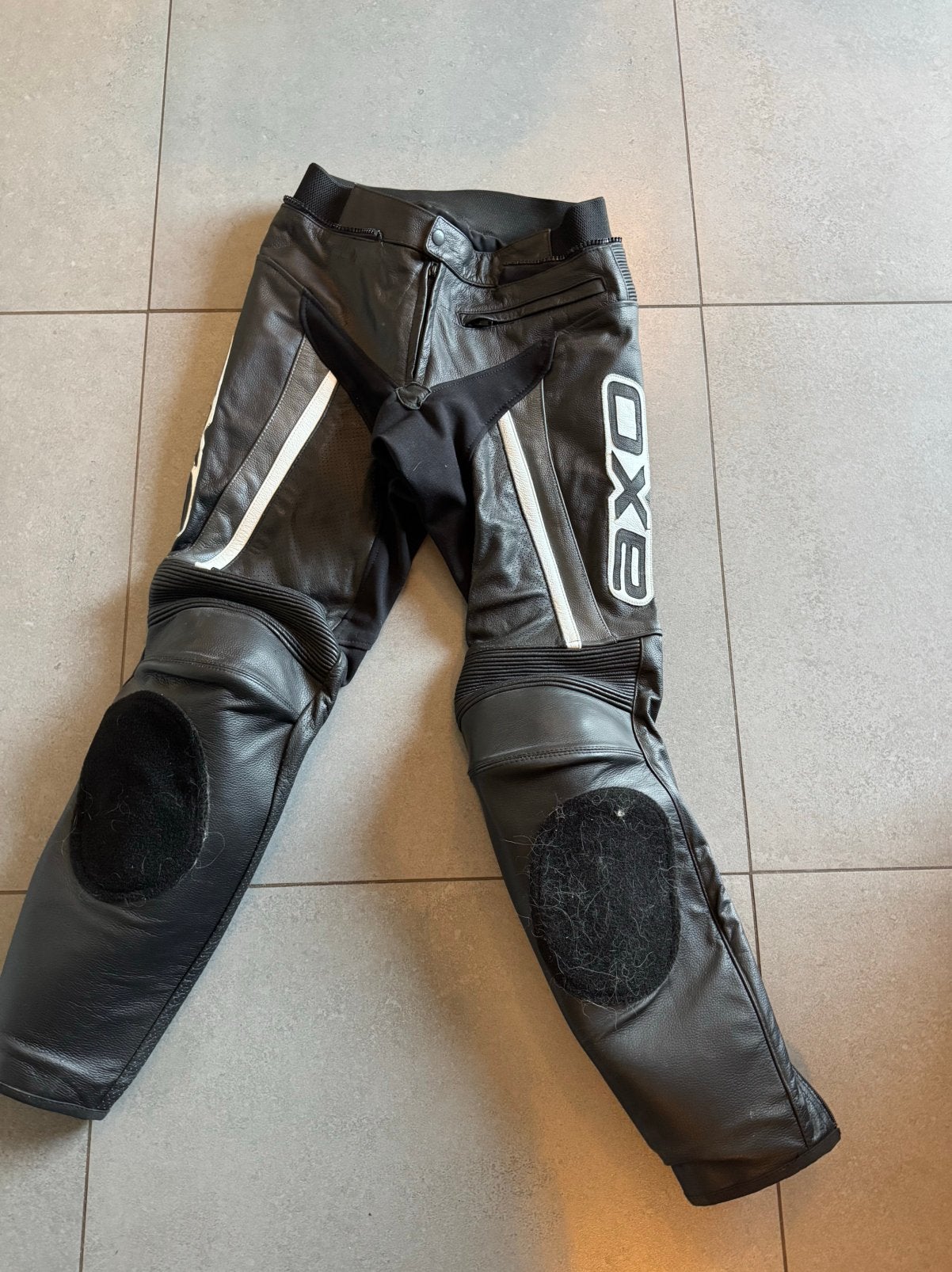 Combinaison de moto en cuir. 2 pièces. Taille 48, Enlèvement, Neuf, sans ticket, Hommes, Pantalon | cuir