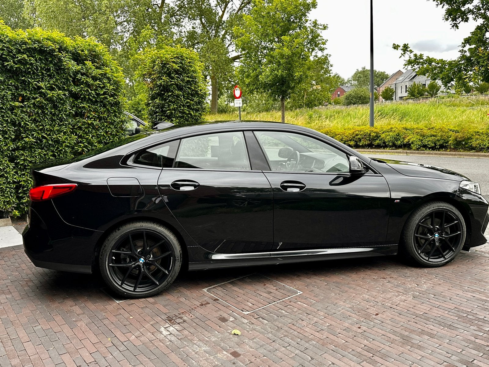 BMW 218 IA GRAN COUPE M-SPORT SHADOWLINE, Auto's, BMW, Zwart, Leder, Bedrijf, 5 zetels
