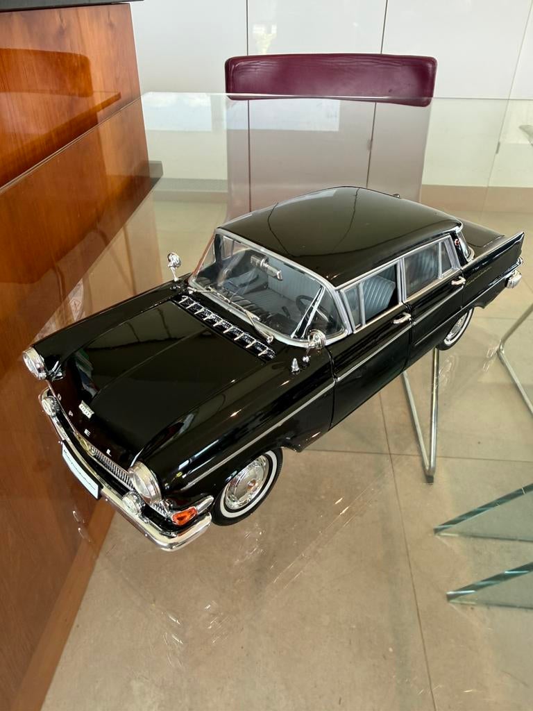 Zeldzame OPEL KAPITAN 1:18 Revell zonder doos, Hobby en Vrije tijd, Modelauto's | 1:18, Ophalen of Verzenden, Zo goed als nieuw