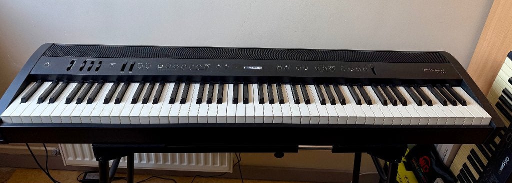 Roland FP-60 piano, uitstekende staat, incl. stand en pedaal, Muziek en Instrumenten, Ophalen, Zwart, Digitaal, Zo goed als nieuw