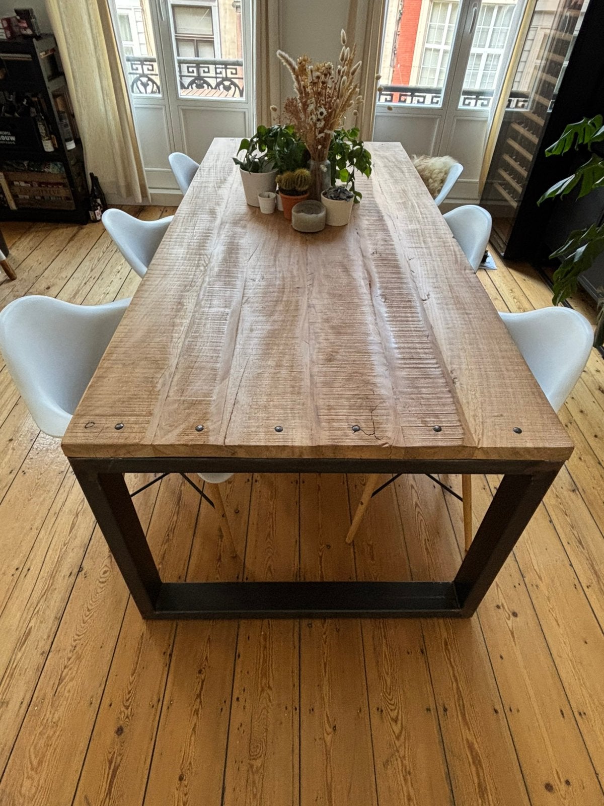 Houten eettafel met metalen onderstel+ 6 witte designstoelen, 200 cm ou plus, Comme neuf, 100 à 150 cm, Enlèvement