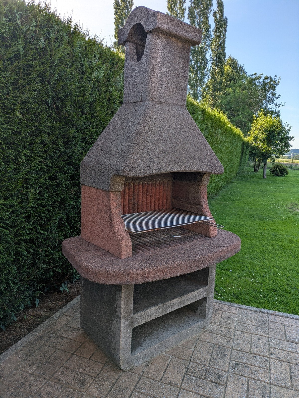 Betonnen barbecue, Ophalen