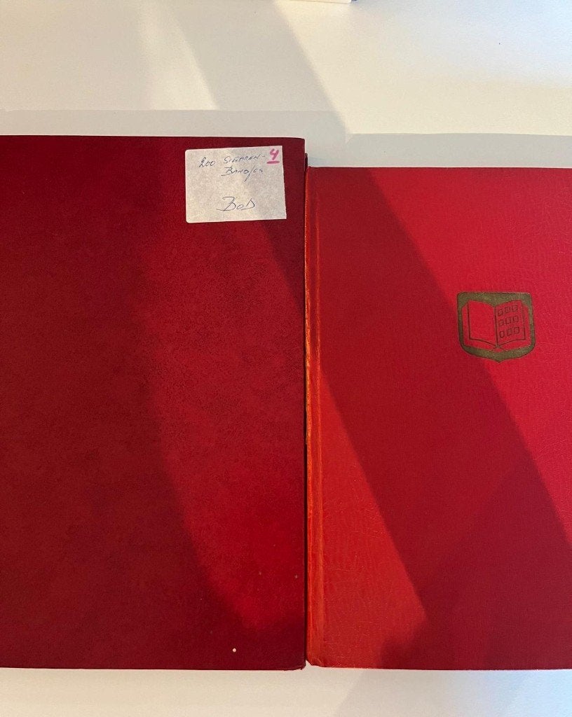 2 Postzegelalbums gevuld met Sigarenbanden, Ophalen of Verzenden