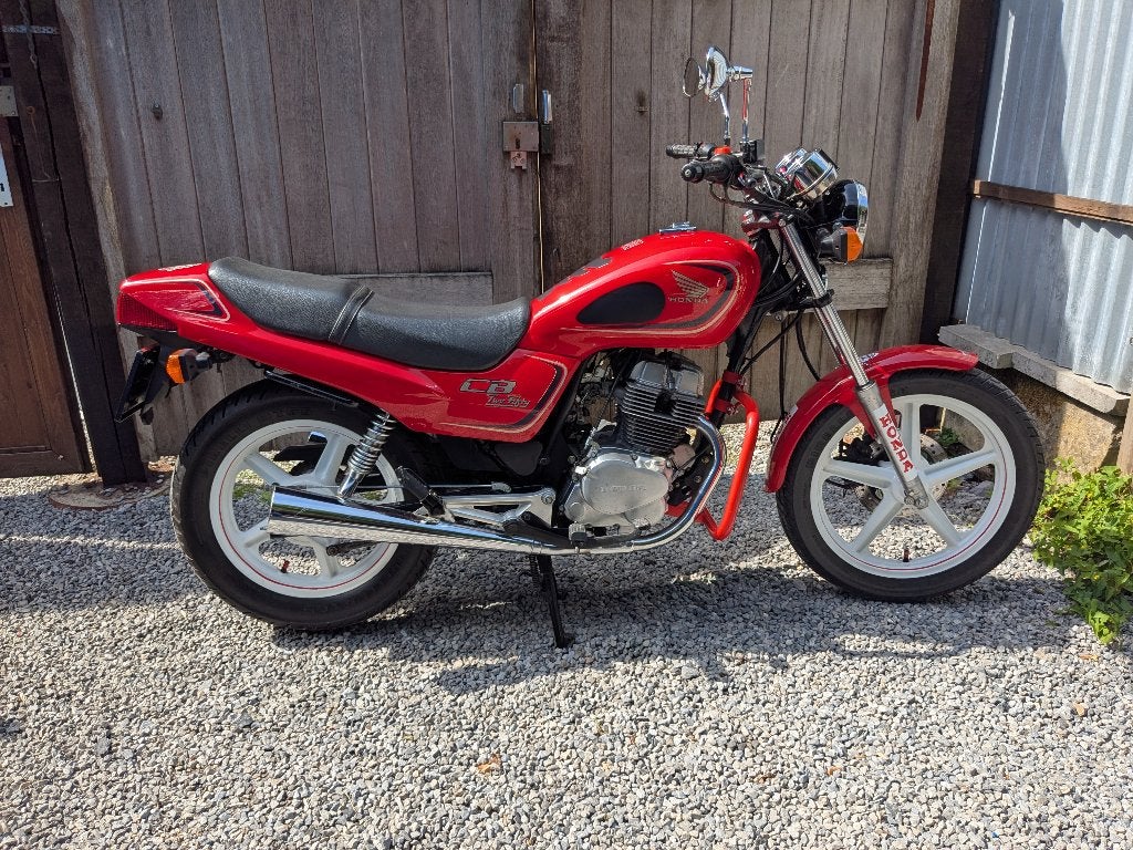 Moto, Tourisme, 2 cylindres, 250 cm³, Neuf