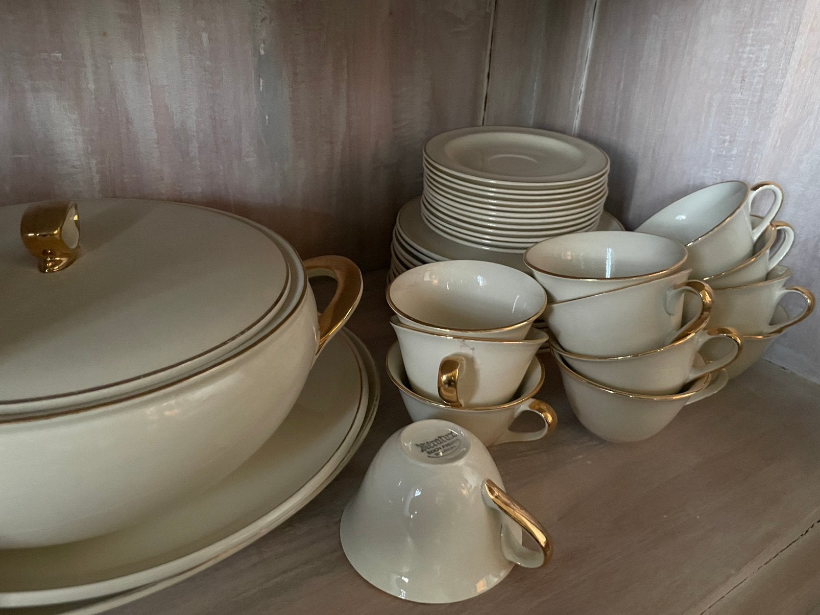 Groot vintage servies Boch Frères 61 stuks ivoor en goud, Antiek en Kunst, Ophalen