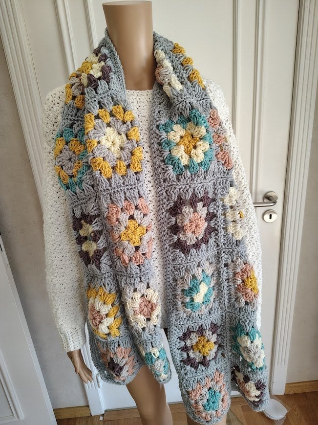 Extra lange en warme granny square sjaal, Handgemaakt, Verzenden, Nieuw, Sjaal