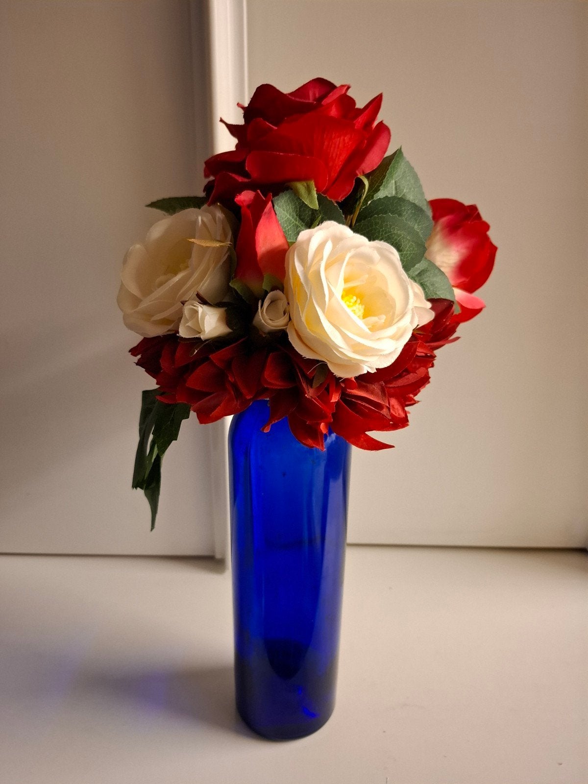vintage blauwe lege wijnfles met kunstbloemen, Ophalen of Verzenden, Rood