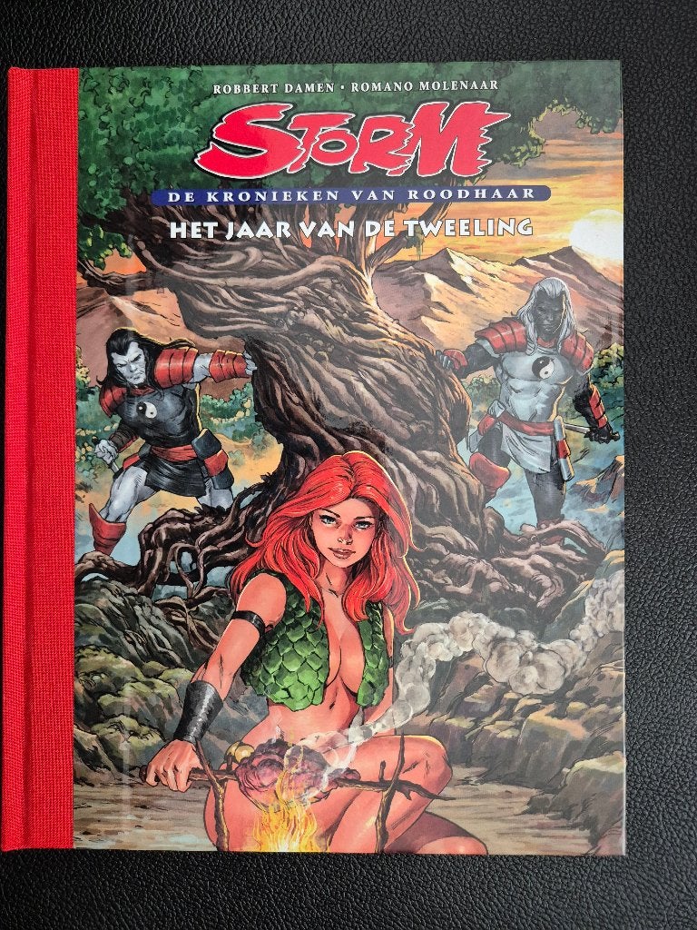 Storm Het jaar van de tweeling luxe HC uit 2021 + ex-libris, Verzenden, Romano Molenaar, Eén stripboek, Zo goed als nieuw