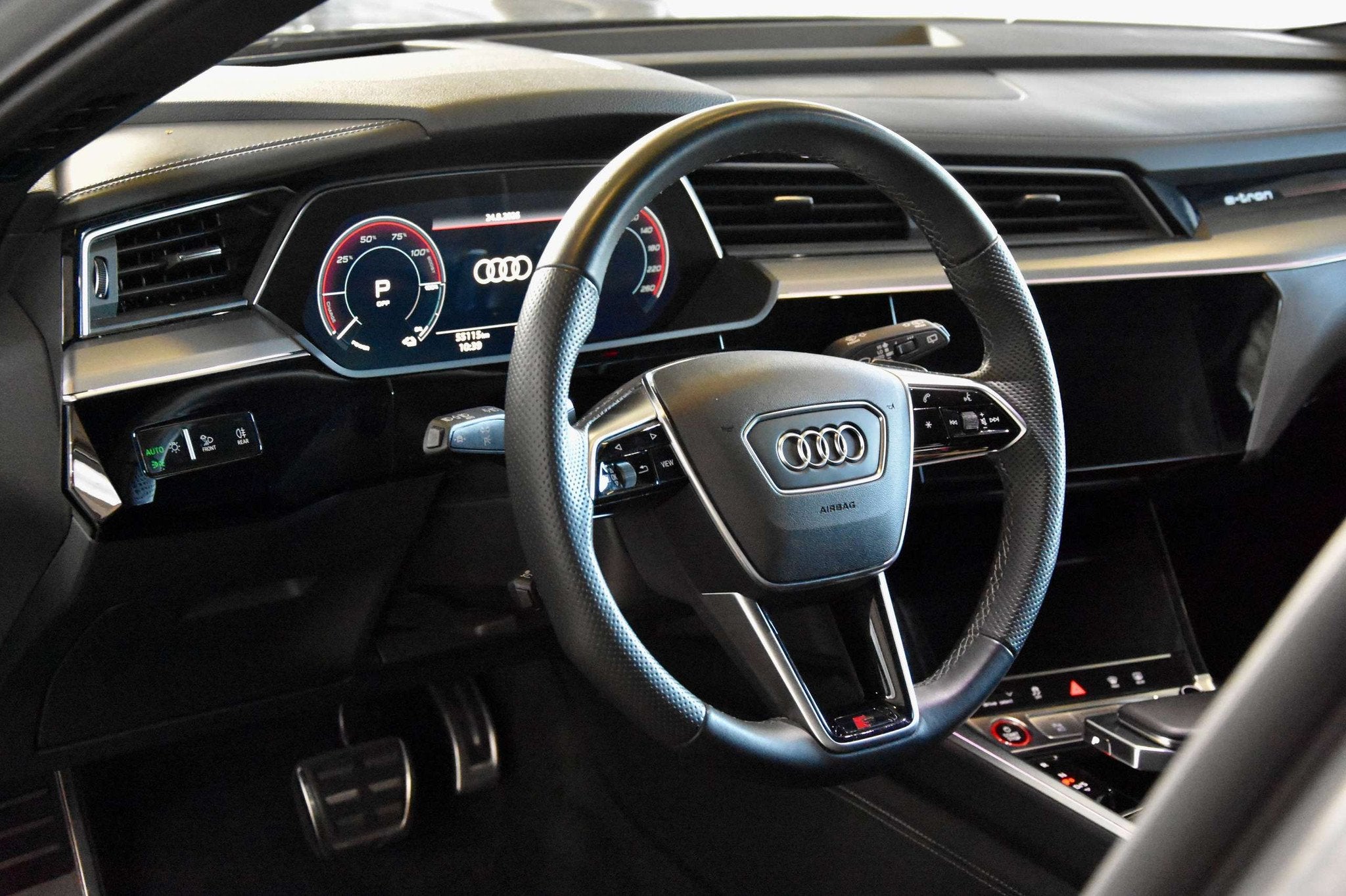 Audi SQ8 e-tron *FULL ELECTRIC* S-LINE * 503 PK * NARDO GREY, Auto's, Automaat, Gebruikt, Zwart, Bi-Xenon koplampen
