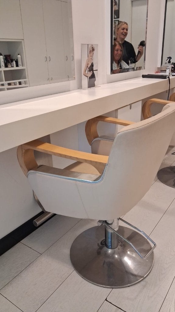 Fauteuils de coiffeur blancs Dessange, Enlèvement