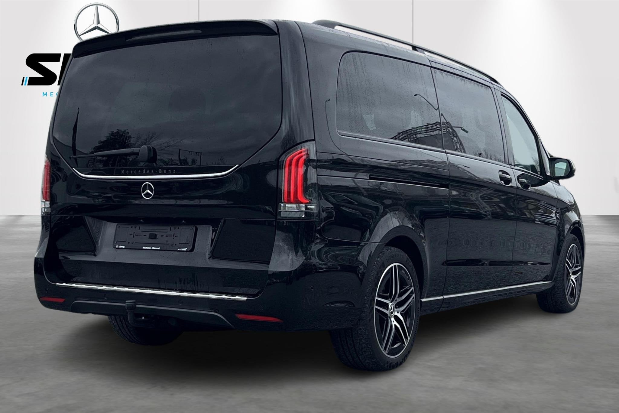 Mercedes-Benz V-klasse V300 d L3 9G-TRONIC AMG-LINE LUCHTVER, Auto's, Automaat, Gebruikt, 2500 kg, Zwart