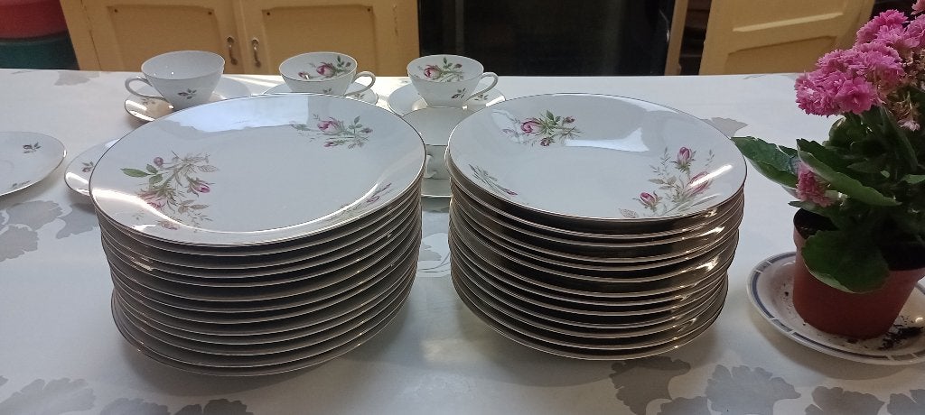 Service porcelaine Bavaria motif roses et liseré or, Enlèvement