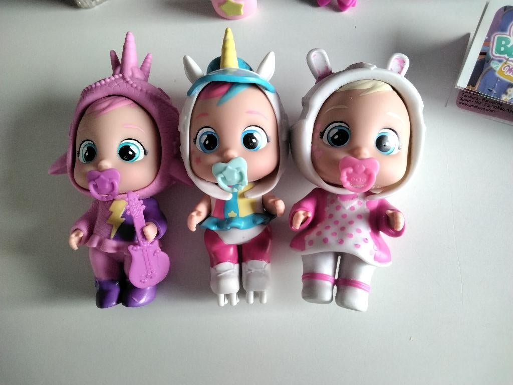 Lot 3 petites poupées Cry Babies+accessoires+Hello Kitty, Enfants & Bébés, Jouets | Poupées, Comme neuf, Enlèvement ou Envoi