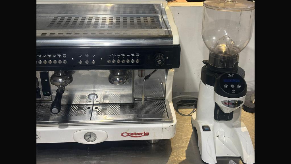 Professionele Astoria 2-groeps espressomachine + koffiemolen, Articles professionnels, Horeca | Équipement de cuisine, Café et Espresso