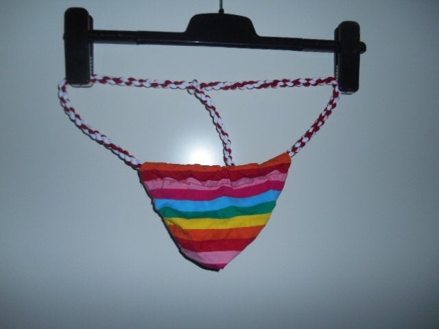 Joli string porté ou neuf Taille : Medium, Envoi