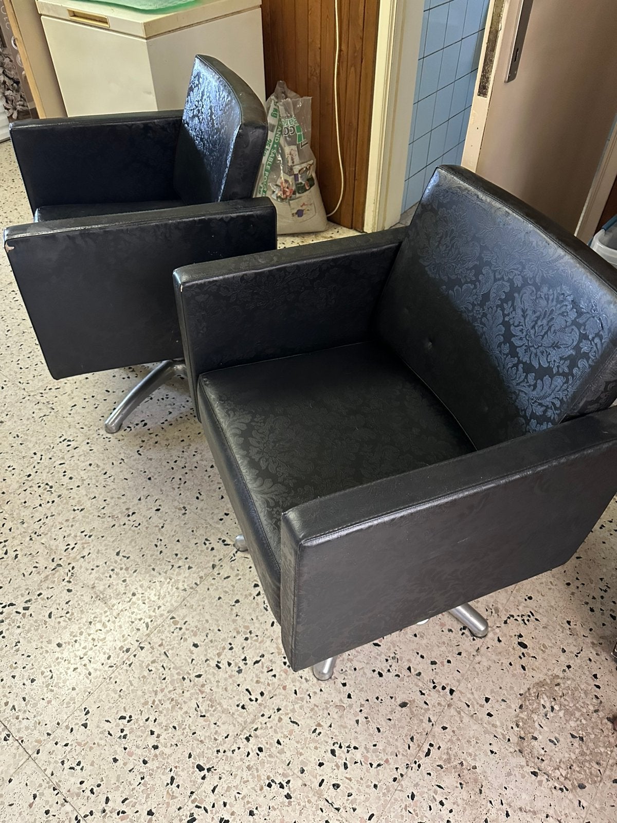 2 kappersstoelen, Ophalen, Gebruikt, Kunststof