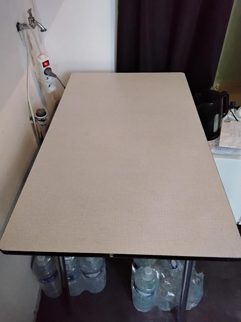 Table en formica, Enlèvement